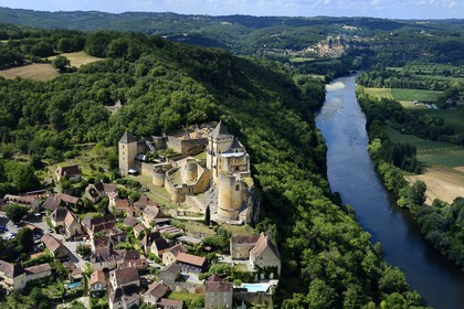 France, Dordogne (24), Périgord Noir, vallée de la Dordogne, Castelnaud-la-Chapelle labellisé Les Plus Beaux Villages de France, le château de Castelnaud-la-Chapelle sur un éperon rocheux au dessus de la rivière Dordogne (vue aérienne)