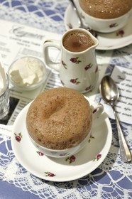 France, Pyrénées-Atlantiques (64), Pays-Basque, Bayonne, salon de thé et chocolatier Chez Cazenave rue du Port Neuf, tasses de chocolat chaud
