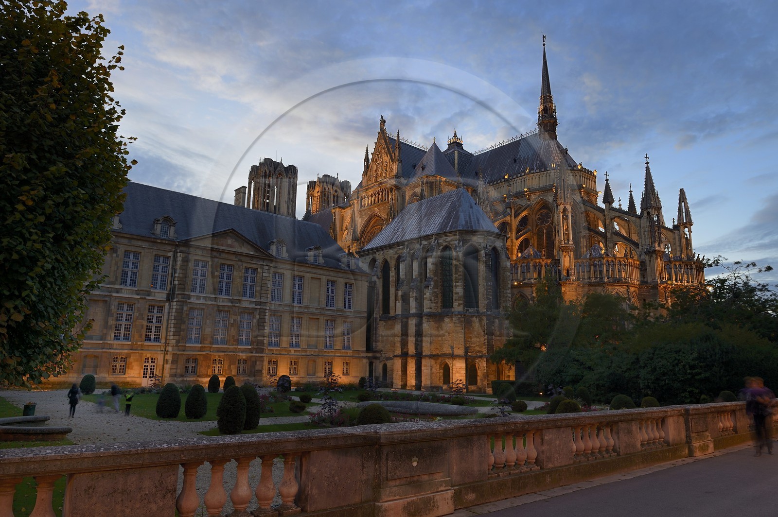 France, Marne (51), Reims, le Palais du Tau à gauche et le chevet de la cathédrale Notre-Dame de Reims, classée Patrimoine Mondial de l'UNESCO