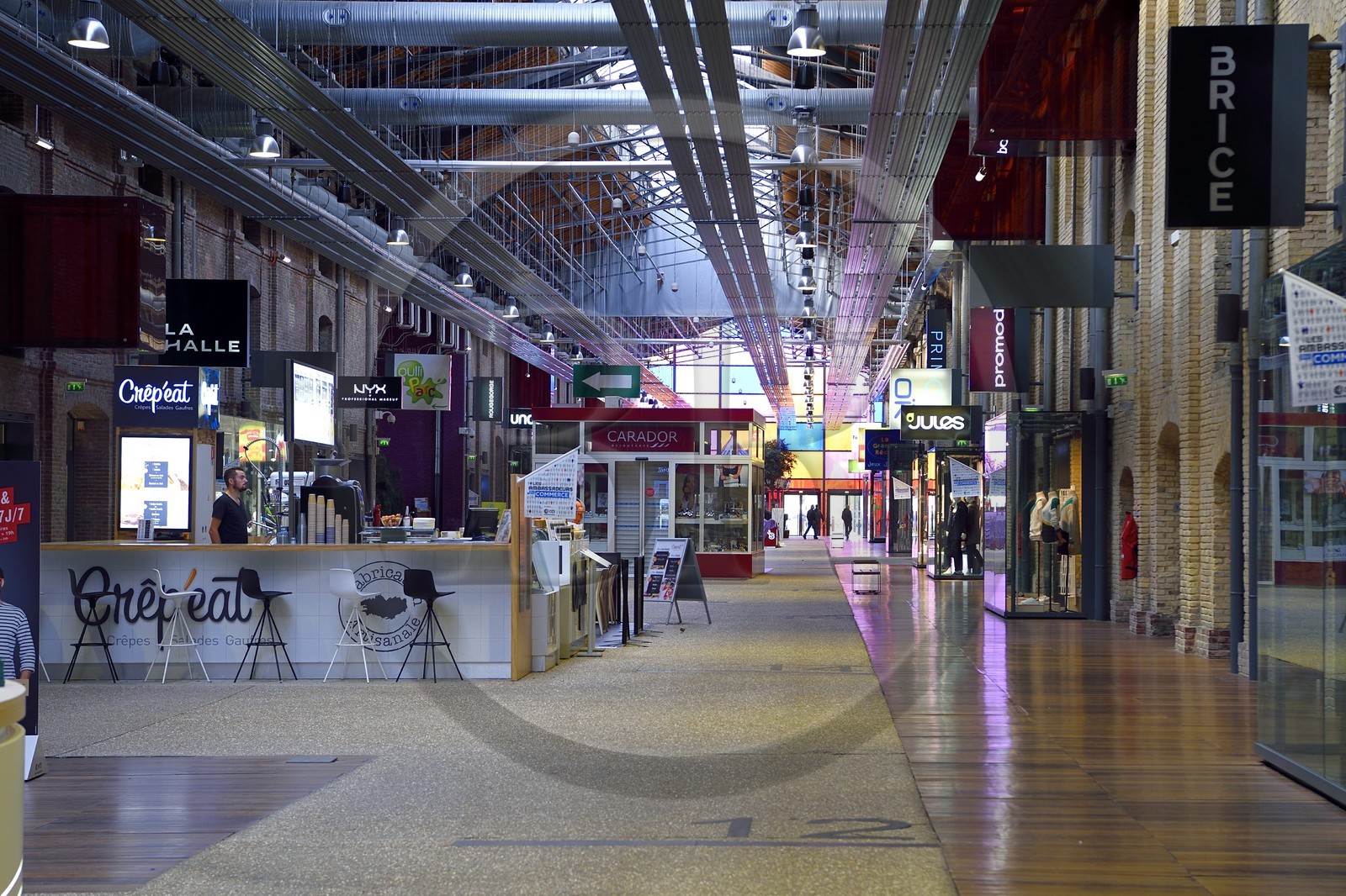 France, Seine-Maritime (76), Le Havre, centre commercial Les Docks Vauban entre le bassin Vauban et le bassin Vatine, anciens docks réhabilités et transformés par les architectes Reichen et Robert