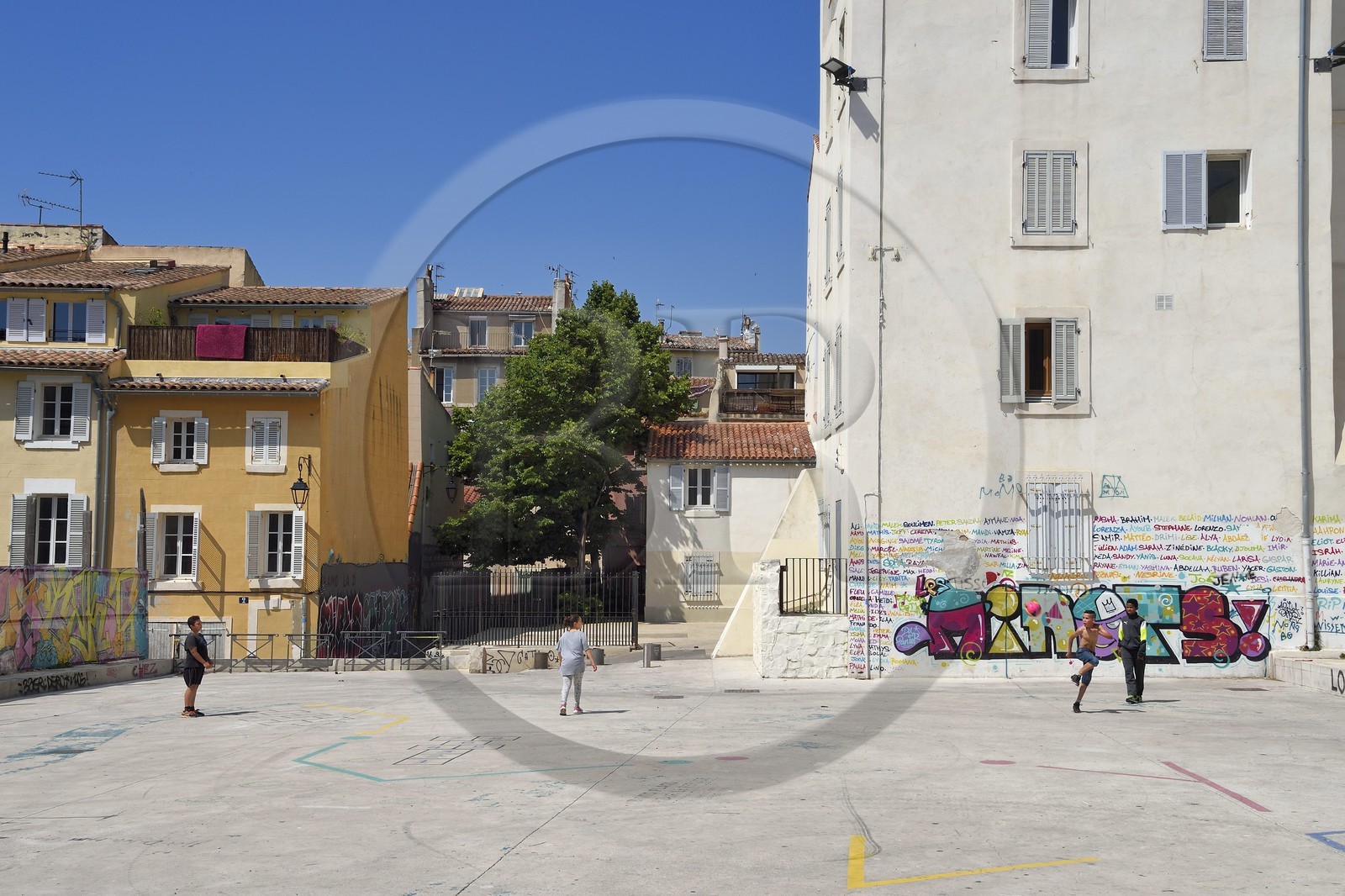 France, Bouches-du-Rhône (13), Marseille, quartier du Panier, place du refuge, enfants jouant au football