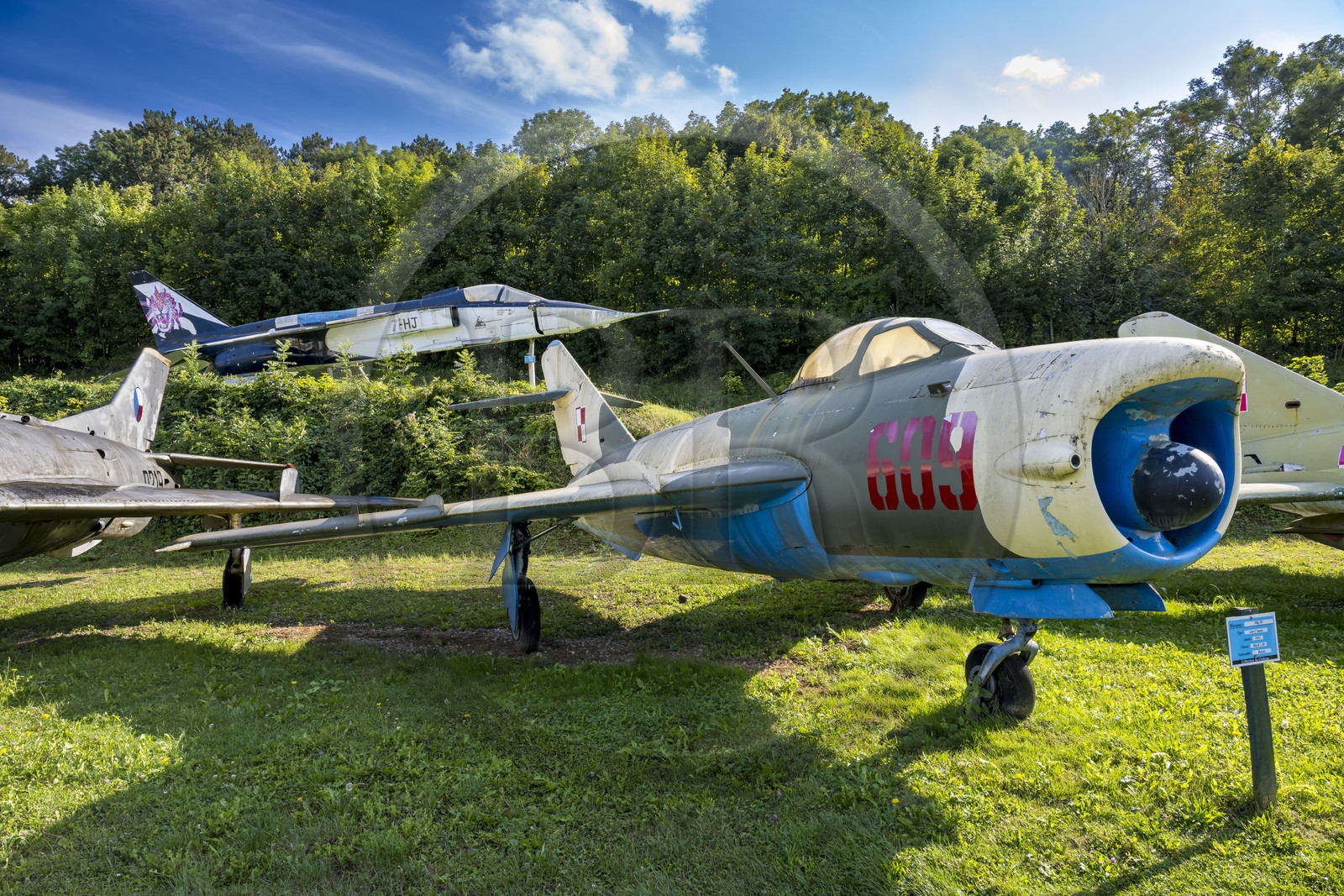 France, Côte-d'Or (21), les climats de Bourgogne classés Patrimoine Mondial de l'UNESCO, Côte de Beaune, Savigny-les-Beaune, le chateau avec les musées et collections avions de chasse, voitures de course Abarth, motos, tracteurs enjambeurs, maquettes, camions de pompiers