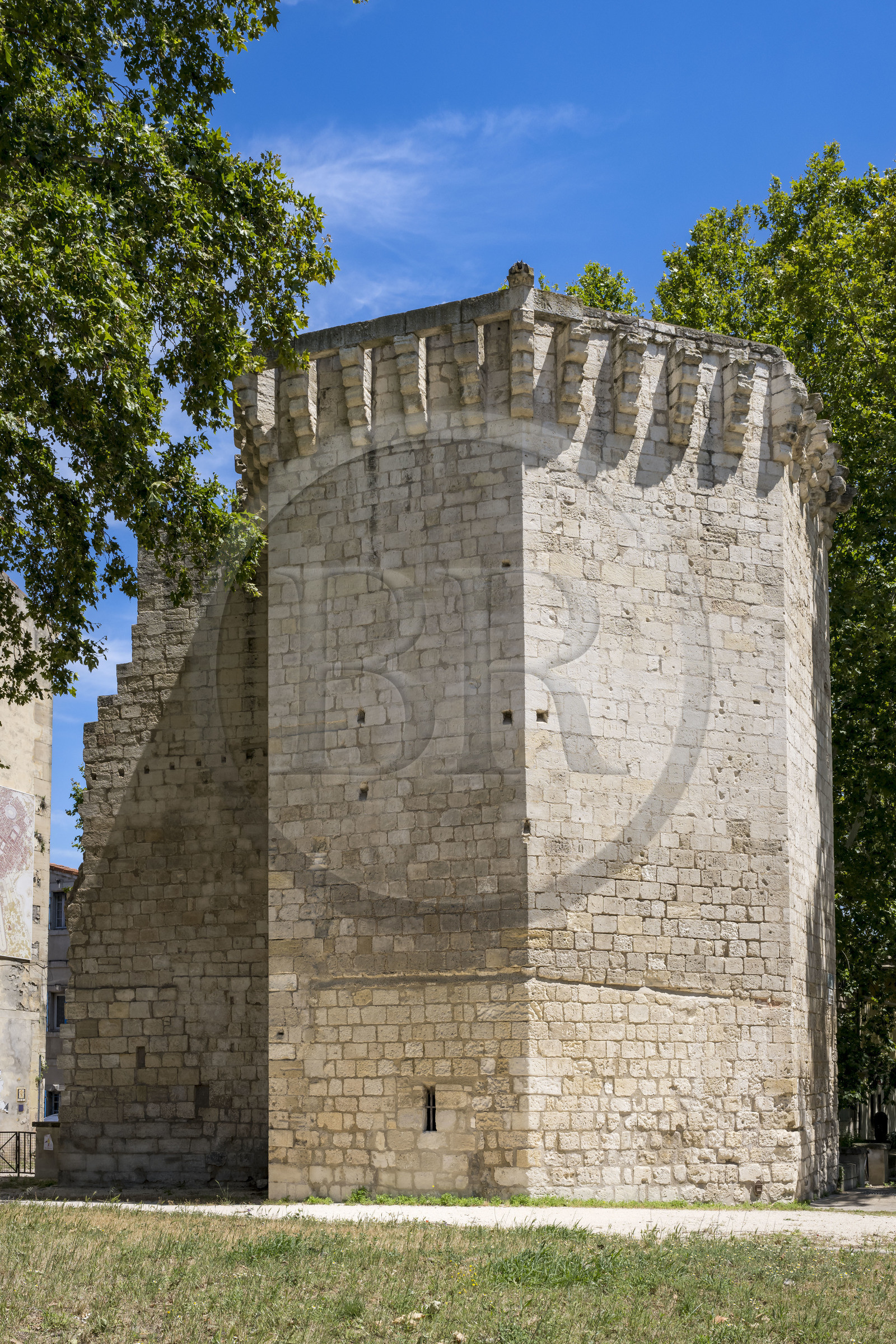France, Bouches-du-Rhône (13), Arles, les remparts médiévaux à l'angle du boulevard Georges Clemenceau