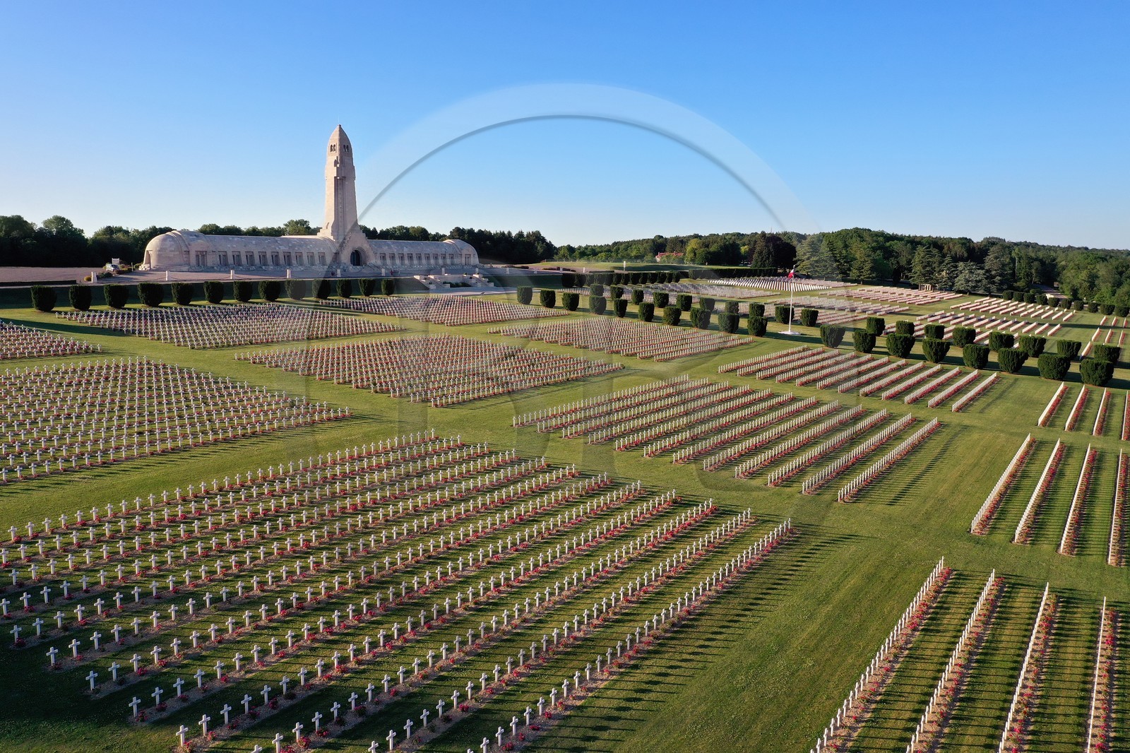 France, Meuse (55), Douaumont, bataille de Verdun, ossuaire de Douaumont, tombes de soldats align