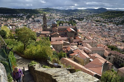 France, Haute-Loire (43), Le Puy-en-Velay, étape des chemins de Compostelle, la cathédrale Notre-Dame-de-l'Annonciation du XIIe siècle classée Patrimoine Mondial de l'UNESCO, et l'escalier d'accés au sommet du Rocher Corneille