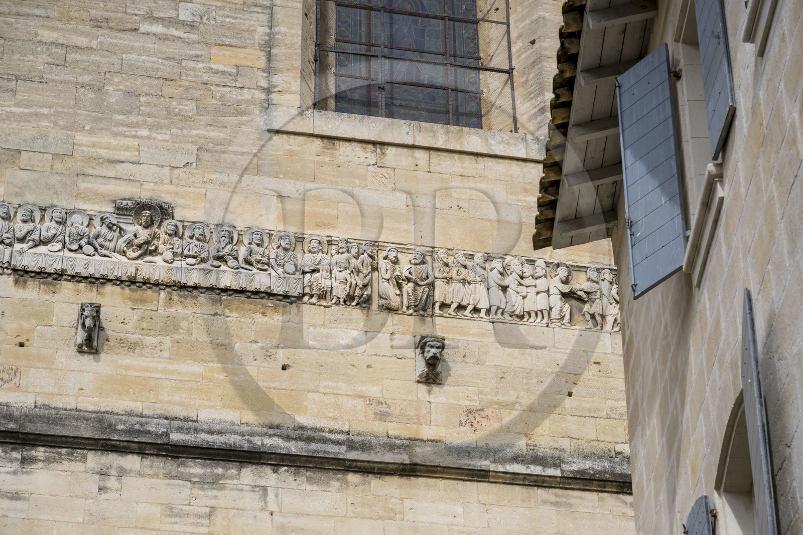 France (30), Gard, Beaucaire, collégiale collégiale Notre-Dame des Pommiers, frise romane (12e-13e siècle), incorporée au sein du mur Est du clocher, seul vestige de l'ancienne église romane