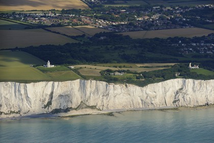 Royaume-Uni, Angleterre, Kent, baie de St.Margaret, falaises blanches de Douvres et le phare de South Foreland (vue aérienne)