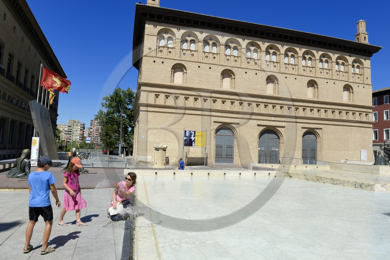 Spain, Aragon, Zaragoza, Plaza del Pilar, pond and fountain at La Lonja