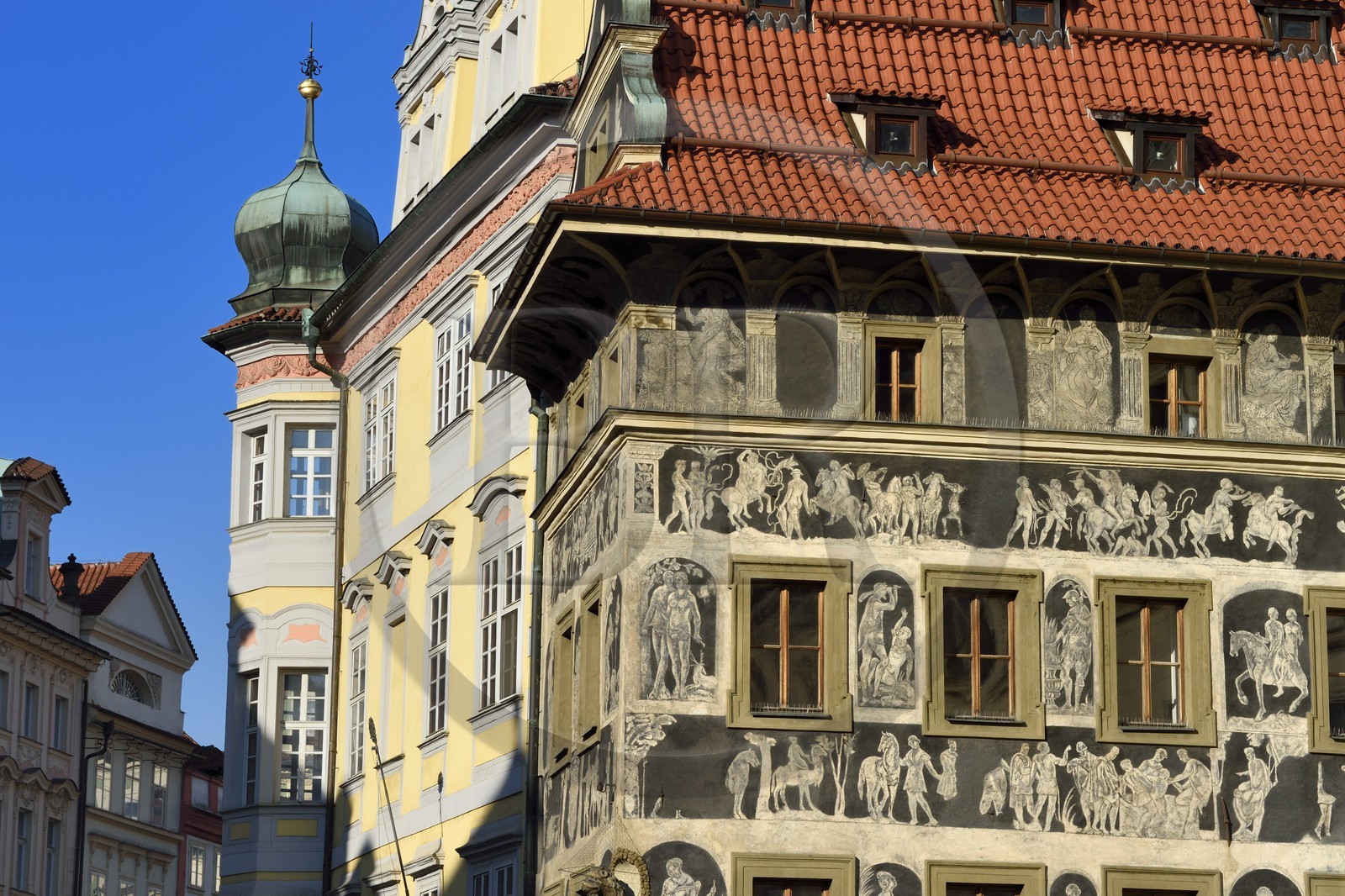 République Tchèque, Prague, centre historique classé Patrimoine Mondial de l' UNESCO, place de la Vieille Ville (Staromestske nam) dans Stare Mesto, maison dite A la minute (U Minuty) avec ornementation par sgraffite