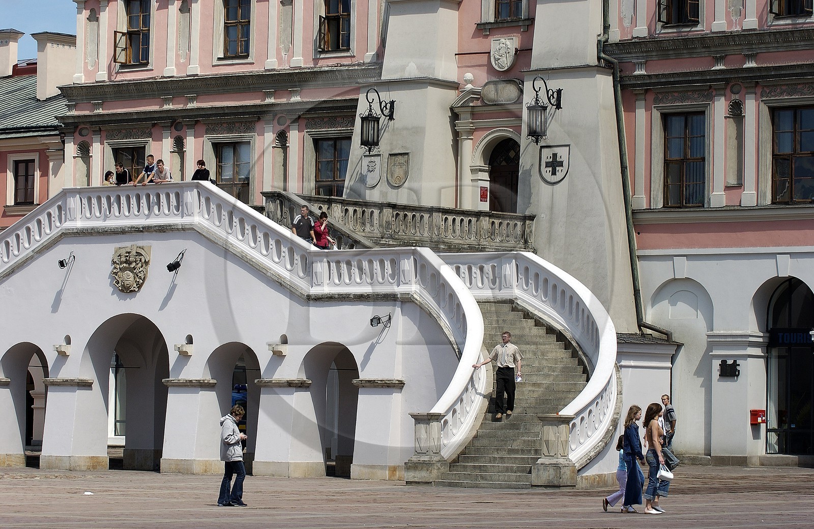 Pologne, région de Lublin, ville Renaissance de Zamosc classé Patrimoine Mondial de l' UNESCO, escalier monumental devant l' Hôtel de ville sur la place du marché