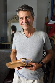 France, Var (83), Saint-Tropez, fabrication des Sandales Tropéziennes (les sandales Rondini), Alain Rondini avec le modèle Salomé