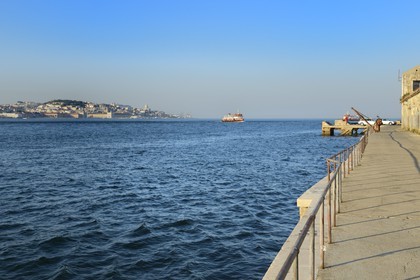 Portugal, Lisbonne, ferry sur le fleuve Tage (Rio Tejo) et le centre historique en arrière-plan à gauche