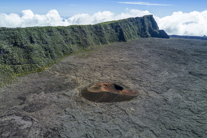 France, Ile de la Reunion, Parc National de la Réunion classé Patrimoine Mondial de l'UNESCO, volcan du Piton de la Fournaise, le cratère Formica Léo dans la caldera et les falaises du Pas de Bellecombe (vue aérienne)