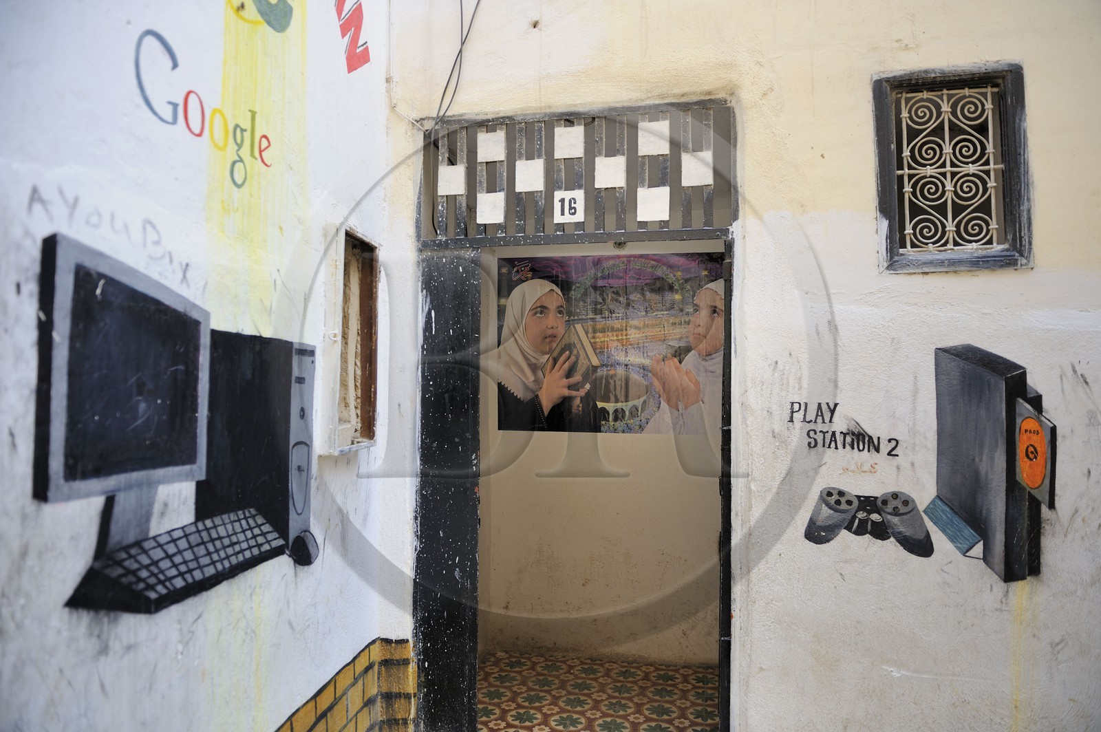 Maroc, Moyen Atlas, Fès, ville impériale, médina classée Patrimoine Mondial de l'UNESCO, Fès el Bali, entrée d'une boutique de jeux et internet