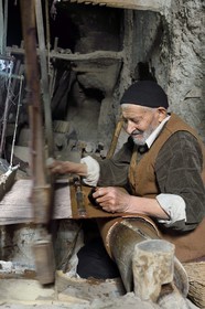 Iran, Isfahan province, Dasht-e Kavir desert, city of Nain also known as Naein, Sayed Ali Mustapha, 85 years camel wool weaver in his underground workshop in Mohammadiyeh