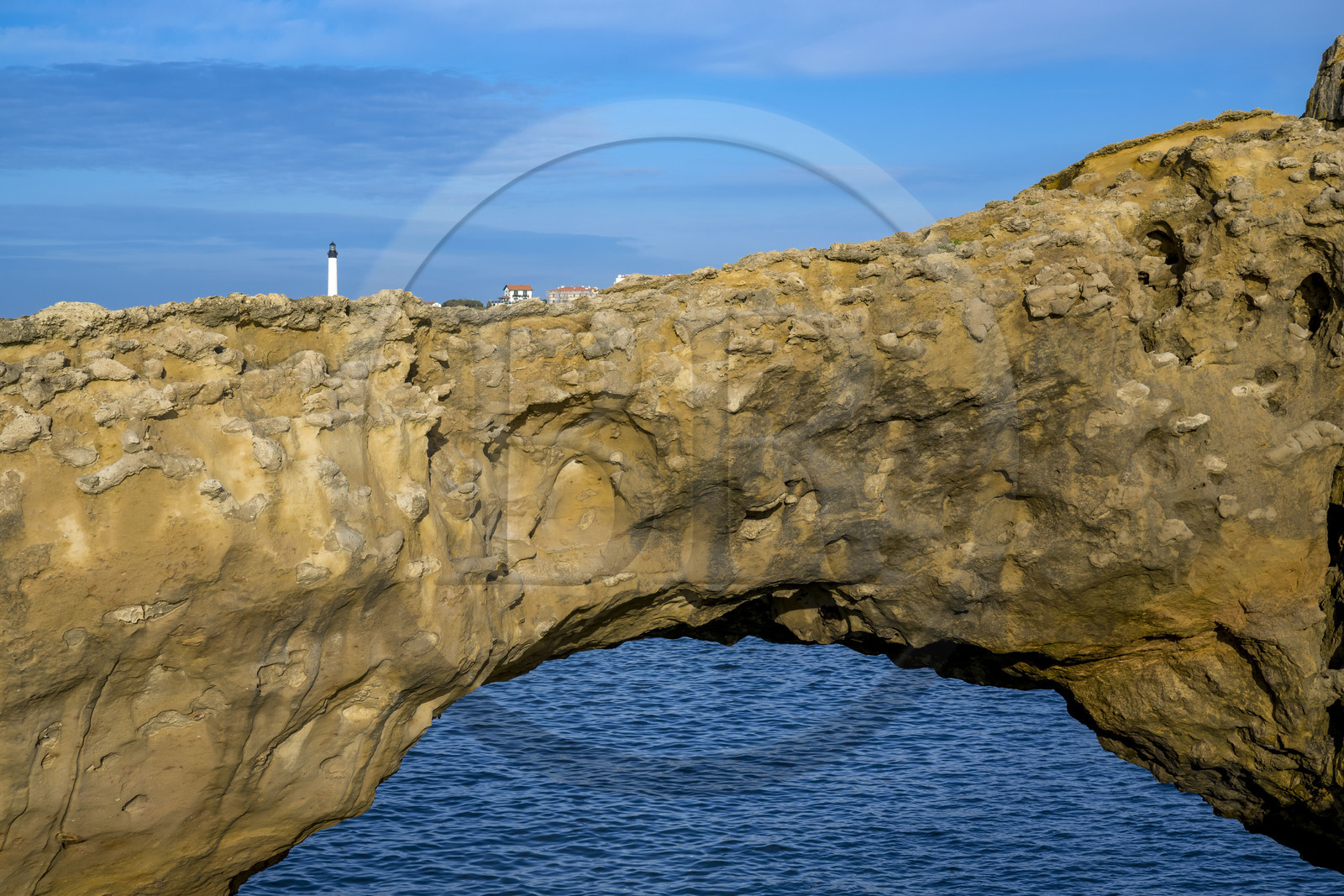 France, Pyrénées-Atlantiques (64), Pays-Basque, Biarritz depuis le Rocher de la Vierge, le phare en arrière plan