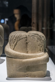 France, Paris (75), quartier des Halles, le Centre Pompidou aussi apellé Beaubourg, Musée National d'Art Moderne (MNAM), exposition retrospective Brancusi, Le Baiser, 1907, pierre
