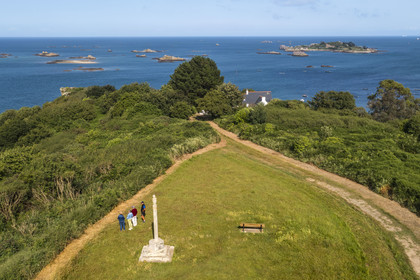 France, Côtes d'Armor (22), Ploubazlanec, la Croix des Veuves, chapelle et Pointe de la Trinité, en arrière plan l'Ile de Saint-Riom et les multiples rochers qui l'entourent (vue aérienne)