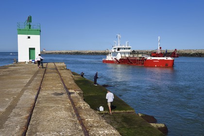 France, Pyrénées-Atlantiques (64), Pays-Basque, Anglet, embouchure de l'Adour, la drague Hondarra permet aux navires de franchir la barre de l'Adour pour parvenir au port de Bayonne