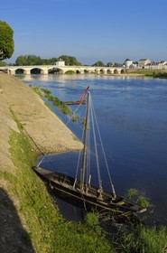 France, Indre et Loire (37), Vallée de la Loire classée Patrimoine Mondial de l'UNESCO, Chinon, pont sur La Vienne