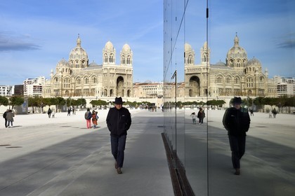 France, Bouches-du-Rhône (13), Marseille, MuCEM (Musée des civilisations de l'Europe et de la Méditerranée) par les architectes Rudy Ricciotti et R. Carta, Cathédrale La Major (XIXe siècle) en arrière plan