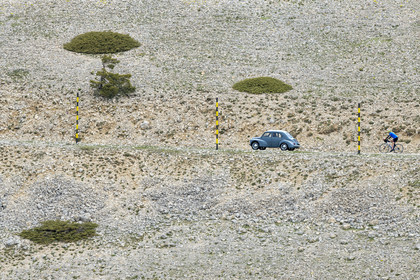 France, Vaucluse (84), Parc Naturel Régional du Mont Ventoux, Bedoin, ascension à vélo du Mont Ventoux par la route D974 sur le versant sud vers le sommet et Renault 4CV des années 1960
