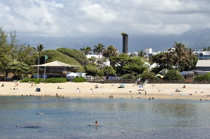 France, Ile de la Reunion, ville de Saint-Pierre, la plage de sable blanc au centre ville est protégée par les récifs du lagon