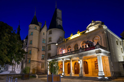 France, Nièvre (58), Nevers, le palais ducal, château des XVe et XVIe siècles, ancienne résidence des comtes et ducs de Nevers, et le théatre municipal