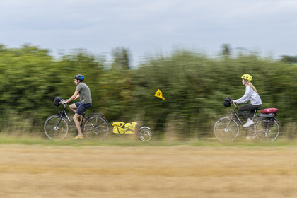 France, Maine-et-Loire (49), vallée de la Loire classée au Patrimoine Mondial par l'UNESCO, Saumur vers Saint-Hilaire, randonnée à bicyclette avec une remorque transportant le matériel de camping