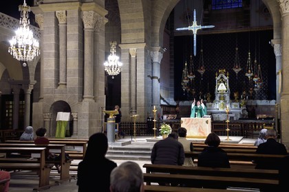 France, Haute-Loire (43), Le Puy-en-Velay, la cathédrale Notre-Dame-de-l'Annonciation du XIIe siècle classée Patrimoine Mondial de l'UNESCO, la messe des pèlerins où sont bénis tous les matins à 7h pendant la saison estivale les marcheurs en route vers Compostelle