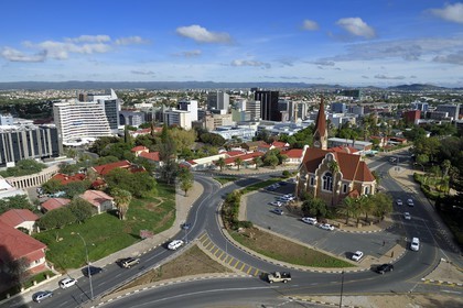 Namibie, région de Khomas, Windhoek, Christ Church (or Christuskirche), église luthérienne dessinée par l'architecte Gottlieb Redecker et le centre ville