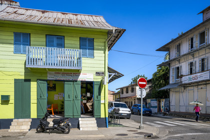 France, Guyane, Cayenne, rue J. Catayée dans la vieille ville, restaurant dans une maison créole traditionnelle