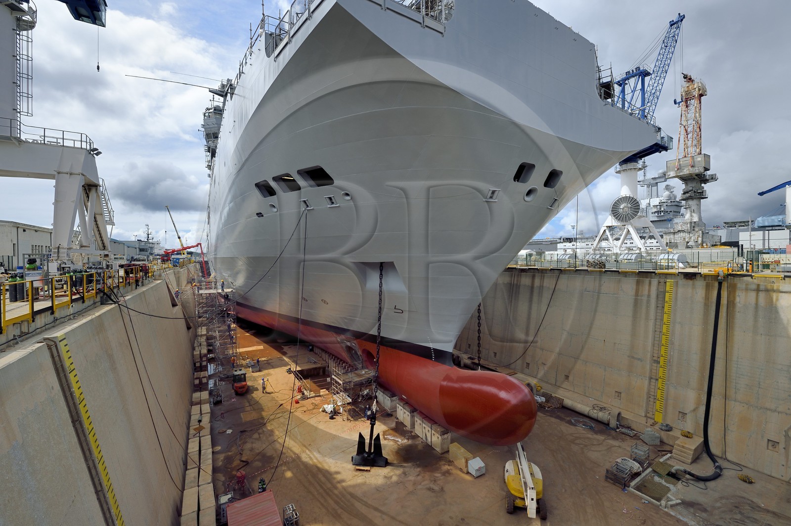 France, Var (83), Toulon, la base navale (Arsenal), le Mistral (L9013) en cale sèche, batiment de projection et de commandement de la Marine Nationale