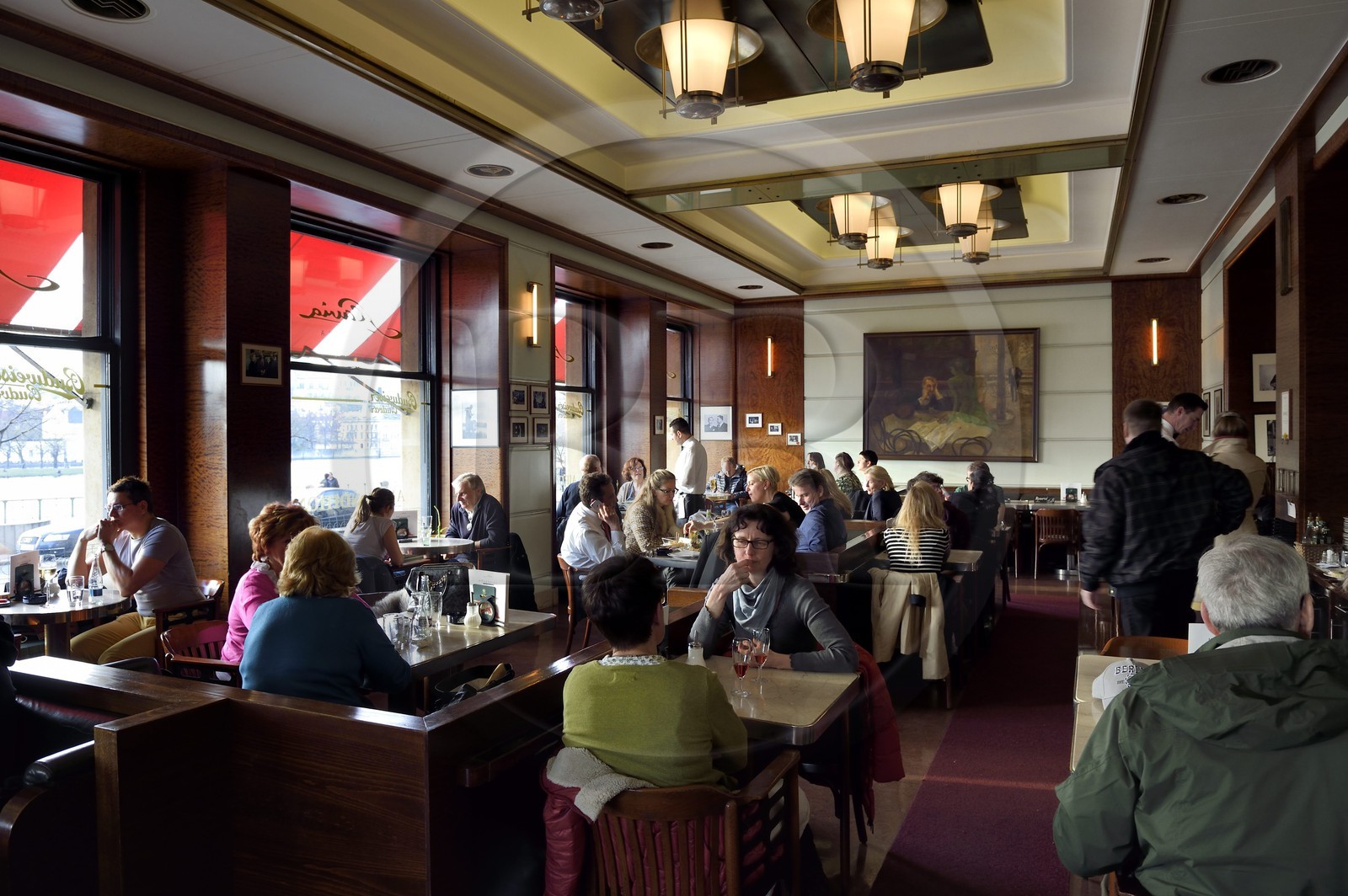 République Tchèque, Prague, Nove Mesto, le café Slavia (ex fief de la dissidence) sur le quai de la Vtlava