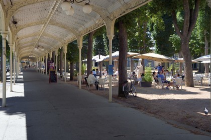 France, Allier (03), Vichy, galeries couvertes d’environ 700 mètres serpentant autour du parc des Sources, œuvre du ferronnier Emile Robert