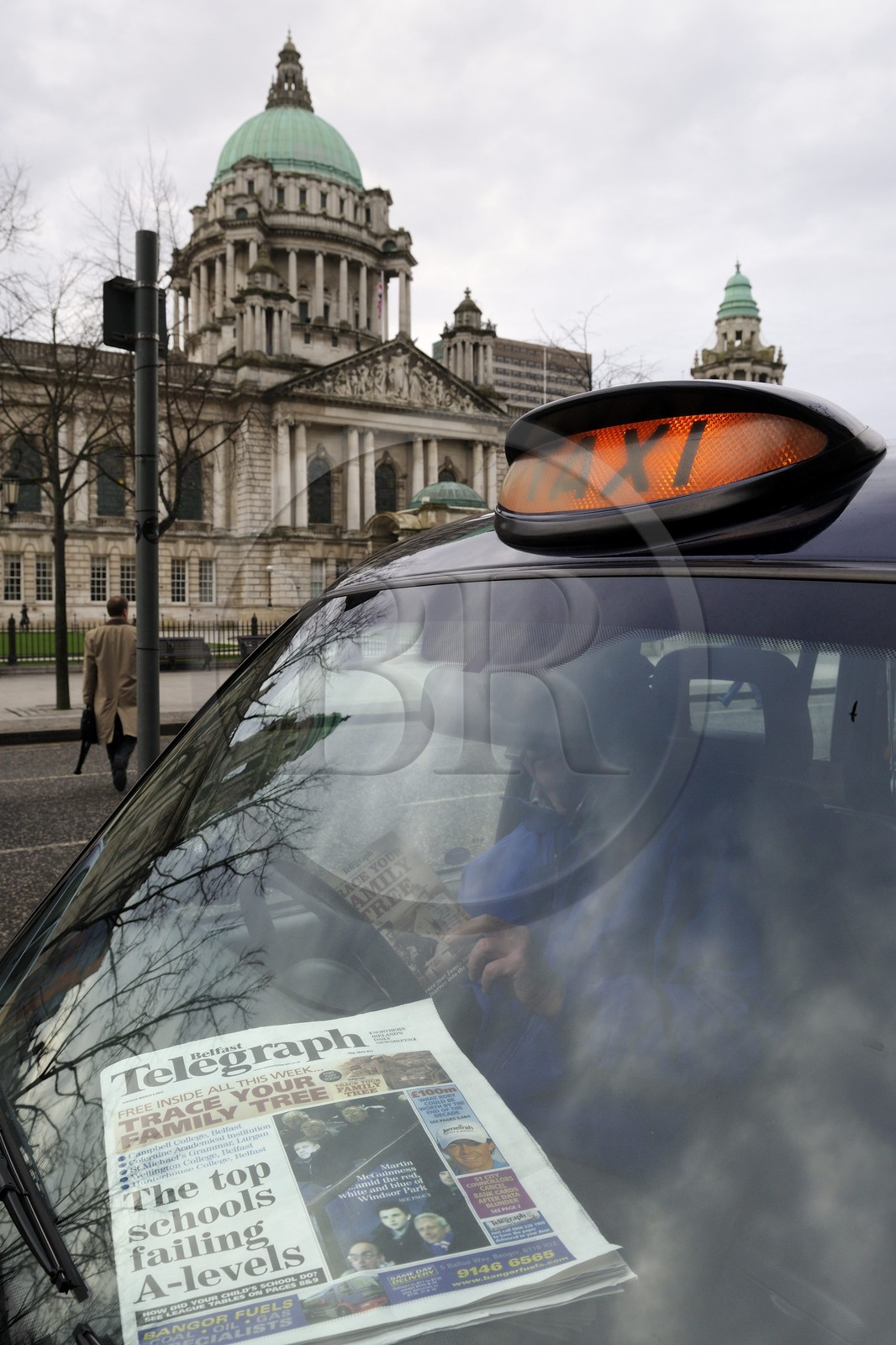 Royaume-Uni, Irlande du Nord, Belfast, black taxi devant le City Hall (hotel de ville) sur Donegall square