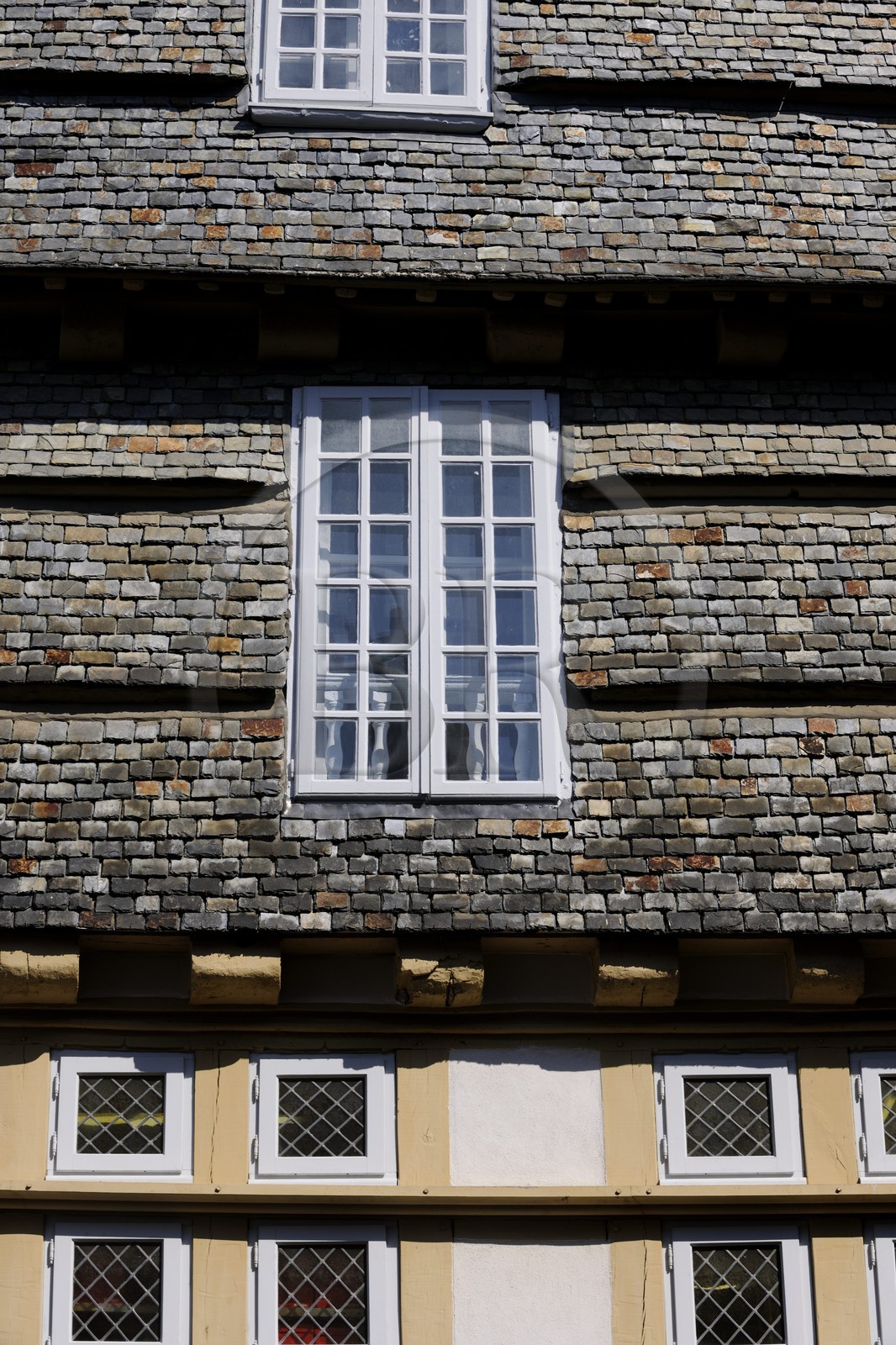 France, Finistère (29), Quimper, maison médiévale rue Kéréon, détail de la toiture