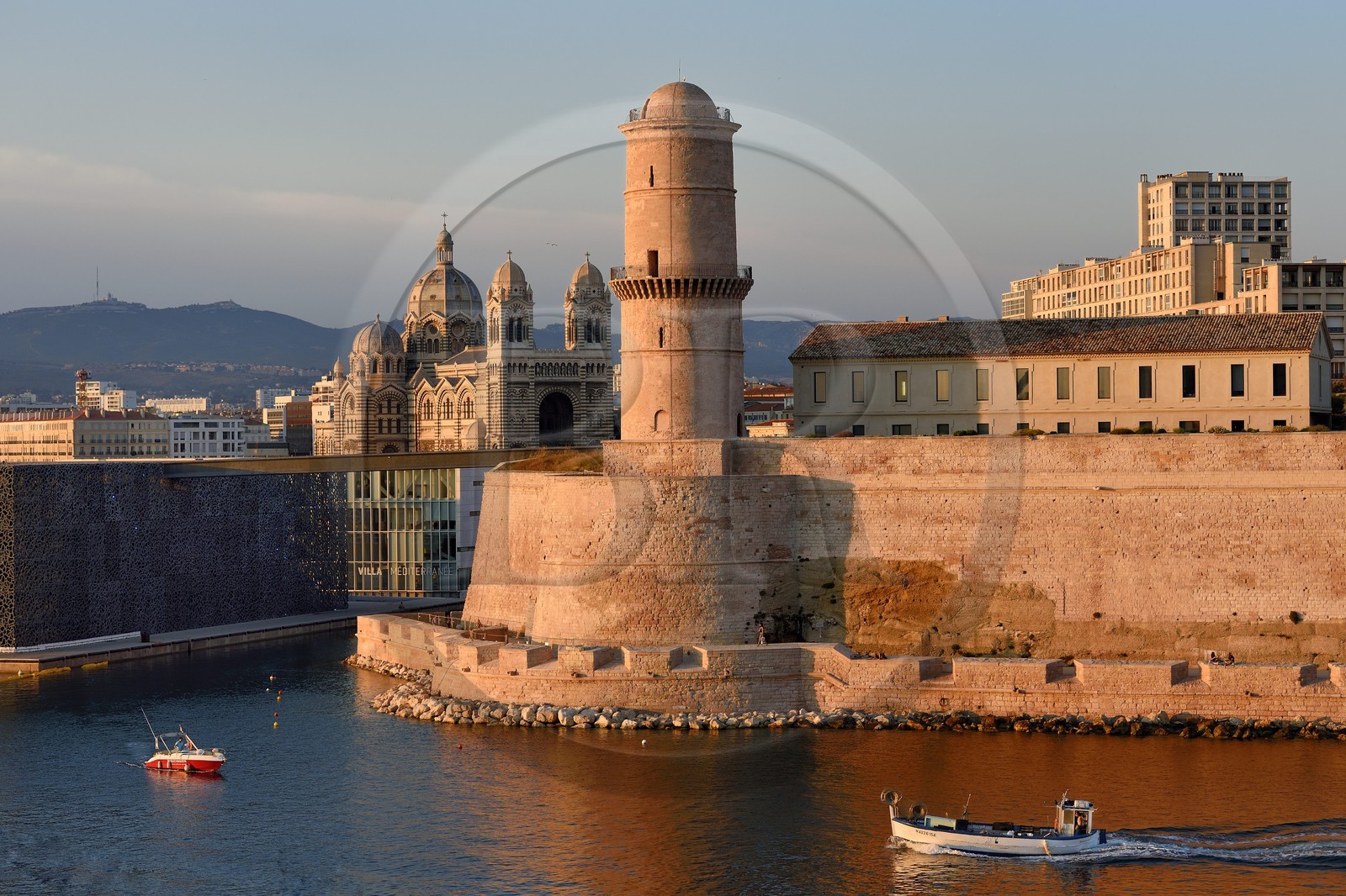 France, Bouches-du-Rhône (13), Marseille, MuCEM (Musée des civilisations de l'Europe et de la Méditerranée) par les architectes Rudy Ricciotti et R. Carta, le Fort Saint Jean et la cathédrale La Major