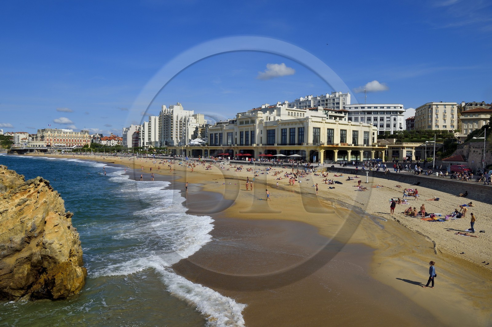 France, Pyrénées-Atlantiques (64), Pays-Basque, Biarritz, la Grande Plage, le casino et l'Hotel du Palais en arrière plan