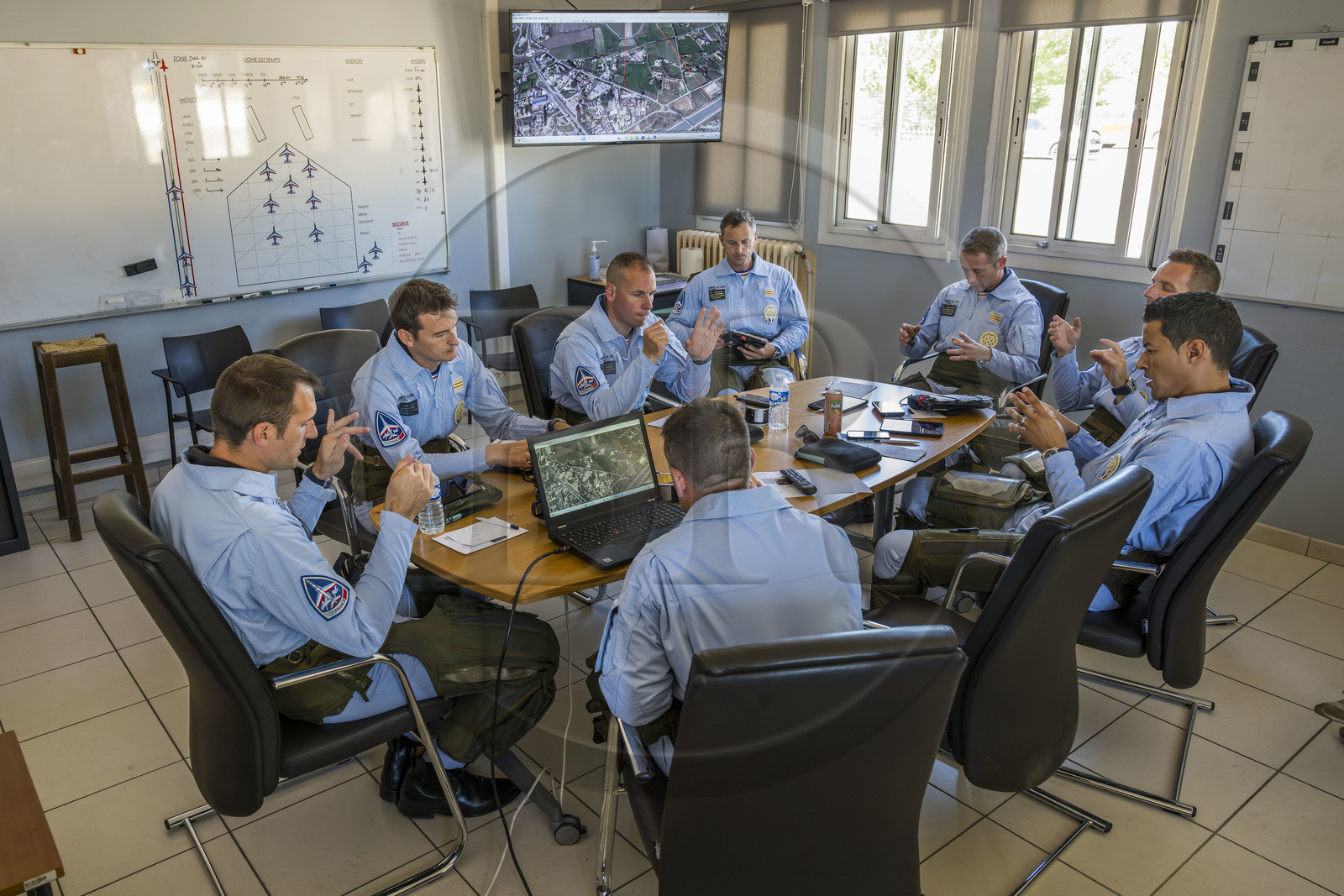 France, Bouches-du-Rhône (13), Salon-de-Provence, base aerienne 701, base de la Patrouille de France (PAF pour Patrouille acrobatique de France) de l'Armée de l'air et de l'espace française, répétition de la musique, visualisation mentale du vol, sous la direction le commandant et leader Julien Decorte (à gauche) lors du briefing dans les locaux de la Patrouille de France