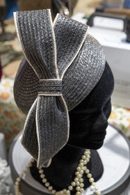 France, Côte-d'Or (21), Dijon, chapeau de femme dans l'atelier-boutique de la rue d'Assas Bibi & Bob de la modiste Sara Tintinger, Meilleur Ouvrier de France