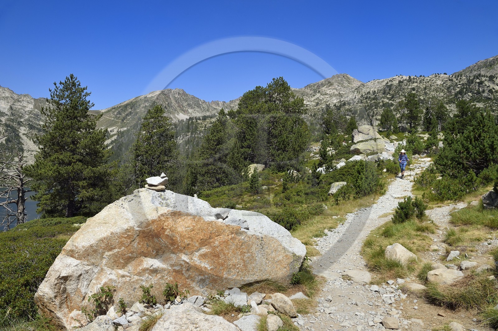 France, Hautes-Pyrénées (65), Saint-Lary-Soulan et Vielle-Aure, Réserve naturelle nationale du Néouvielle, randonnée des lacs du Neouvielle, randonneur sur un sentier entre le lac d'Aubert et le lac d'Aumar