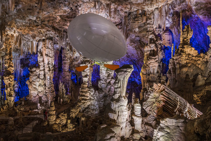 France, Gard (30), Méjannes-le-Clap, grotte de La Salamandre, découverte de la grotte en Aéroplume®, un ballon dirigeable individuel gonflé à l'hélium qui permet de s'envoler en battant des ailes