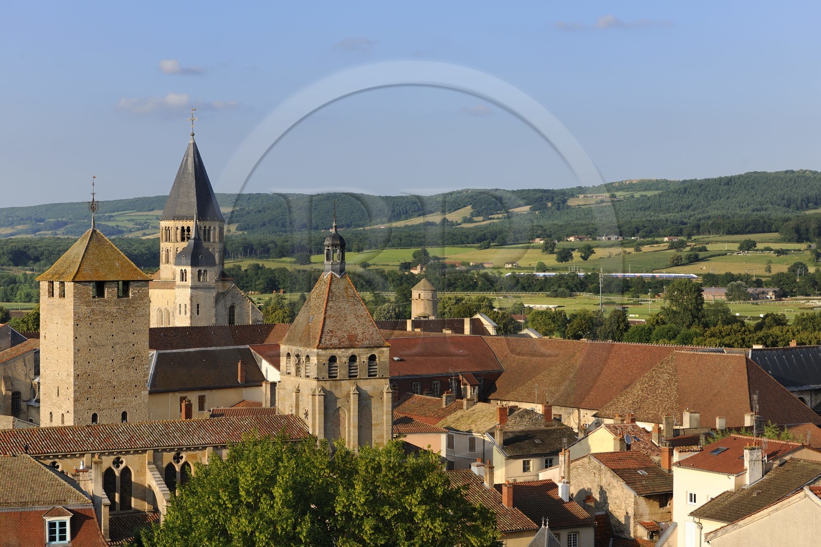 France, Saône et Loire (71), Cluny, clocher de l'Eau Bénite de l'ancienne abbaye au fond, la Tour du Fromage et à droite l'église de Notre-Dame