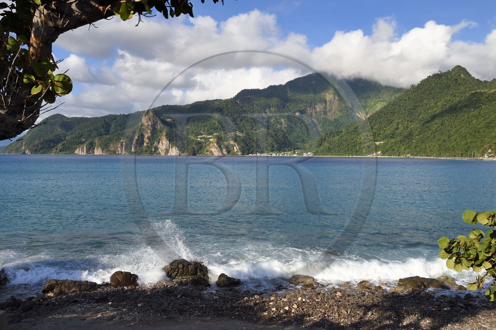 Caraïbes, Ile de la Dominique, la baie de Soufrière depuis la péninsule de Cachacrou à Scotts Head