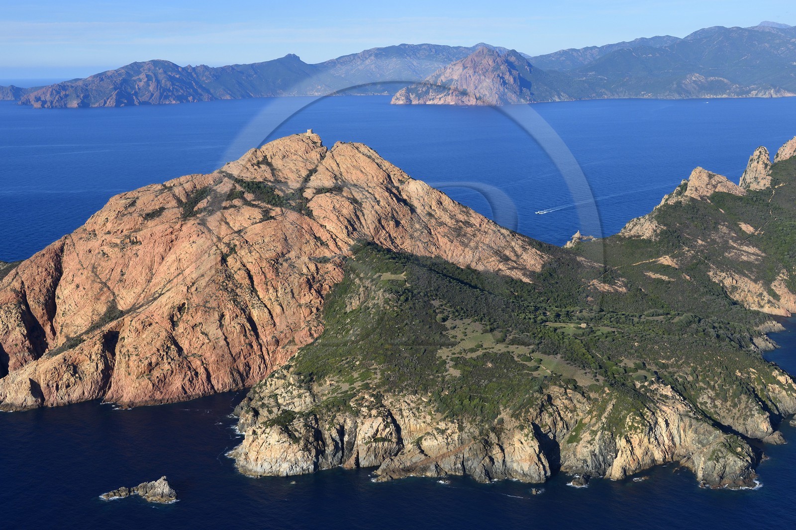 France, Corse-du-Sud (2A), Golfe de Porto, classé Patrimoine Mondial de l'UNESCO, le Capo Rosso et la Tour Génoise de Turghiu (Turghio) en arrière plan (vue aérienne)