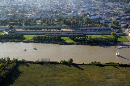 France, Charente-Maritime (17), Rochefort, quartier de l'Arsenal, la Corderie Royale conçue par Colbert en 1666, longue de 370m, et la Charente (vue aérienne)