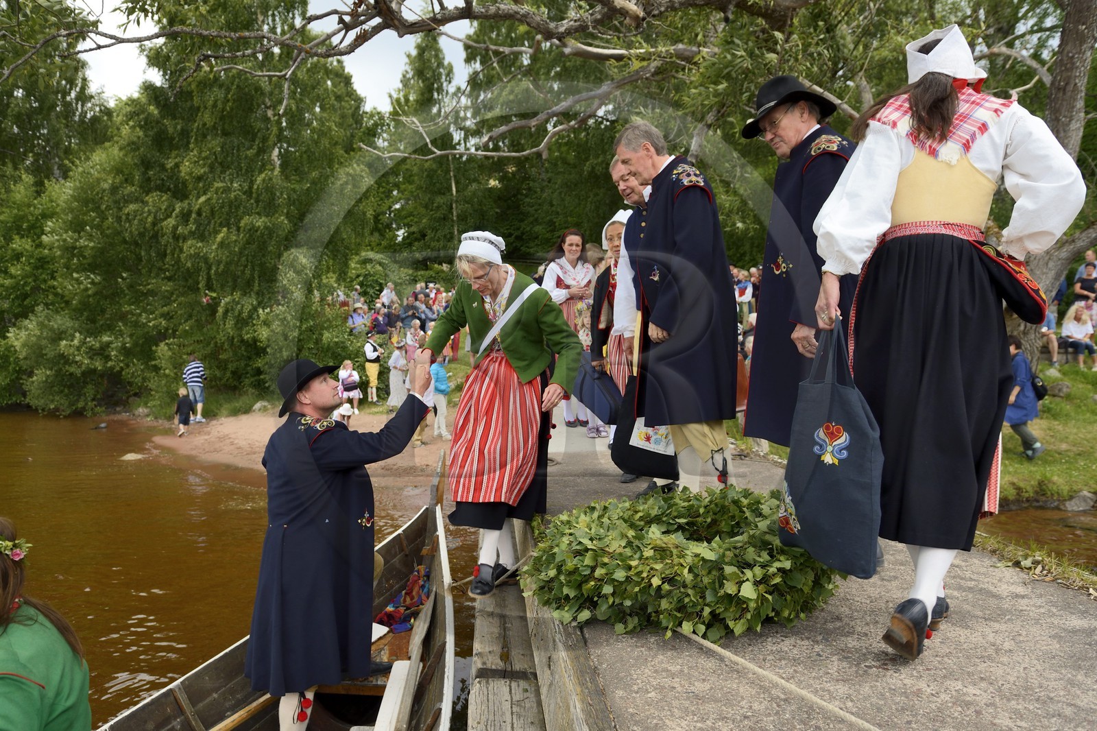Suède, comté de Dalécarlie, Leksand, les très populaires célébrations du solstice d'été pour la Saint-Jean, transfert dans les anciennes Barques d’Eglises sur le lac Siljan