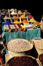 Égypte, Assouan, Epices variées vendues dans le souk