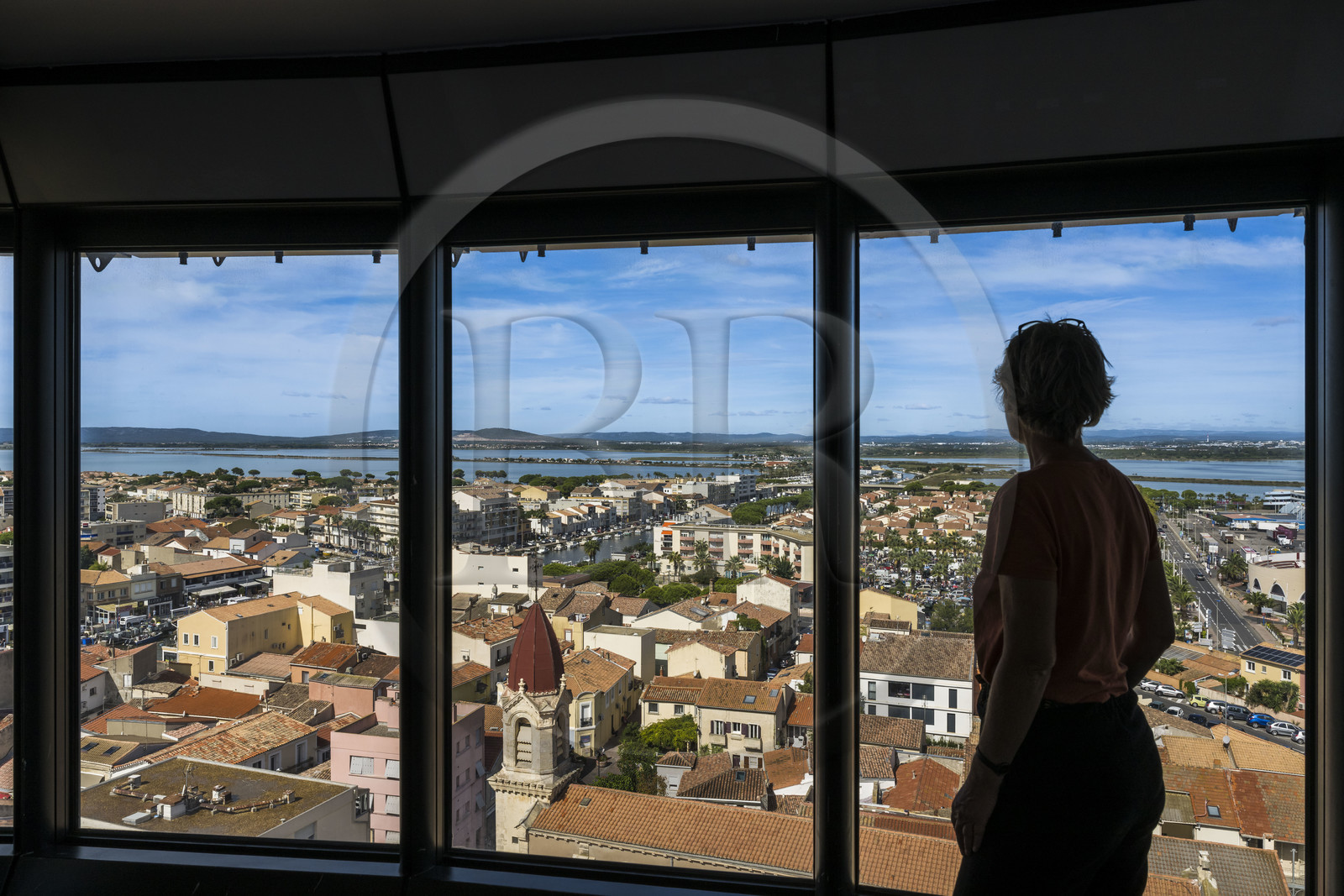 France, Hérault (34), Palavas-Les-Flots, la ville vue depuis le Phare de la Méditerranée, tour d'observation de 43 mètres issue de la transformation de l'ancien chateau d'eau,  l'étang du Méjean en arrière plan